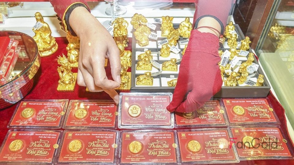 Sáng 21/12, giá vàng miếng SJC tăng thêm 100.000 đồng/lượng so với phiên giao dịch ngày 20/12.