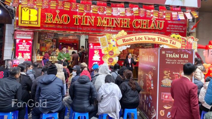 Cảnh xếp hàng mua vàng ngày vía Thần Tài