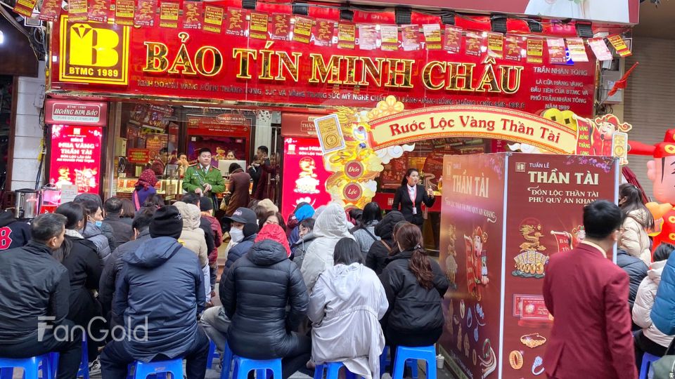 Cảnh xếp hàng mua vàng ngày vía Thần Tài