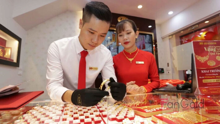 Mua bán vàng tại cửa hàng