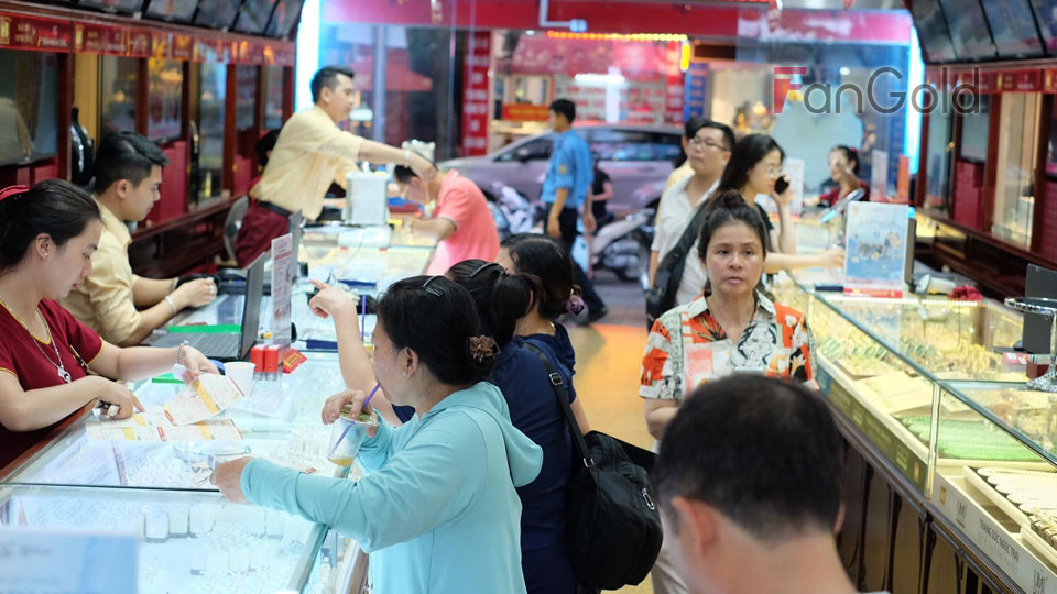 Người dân mua vàng tại cửa hàng vàng bạc đá quý