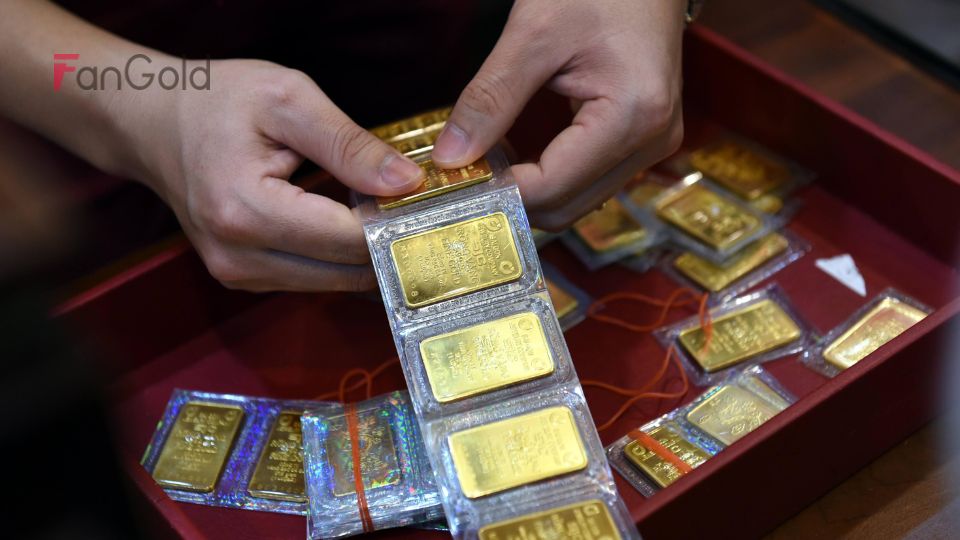 Tại Công ty Vàng bạc Đá quý Sài Gòn (SJC), giá vàng miếng được niêm yết ở mức 68,65 - 69,55 triệu đồng/lượng (mua vào - bán ra), giảm 100.000 đồng/lượng so với phiên trước.