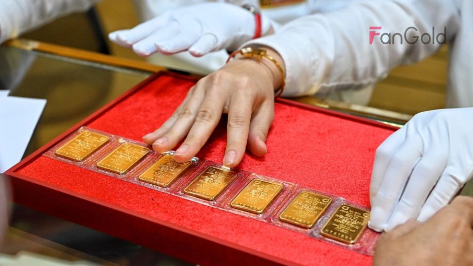 Sáng ngày 27/12, giá vàng miếng SJC tại TP.HCM được niêm yết ở mức 55,3 - 55,8 triệu đồng/lượng. So với cuối tuần trước, vàng đã tăng thêm 300.000 đồng/lượng ở cả hai chiều mua và bán.