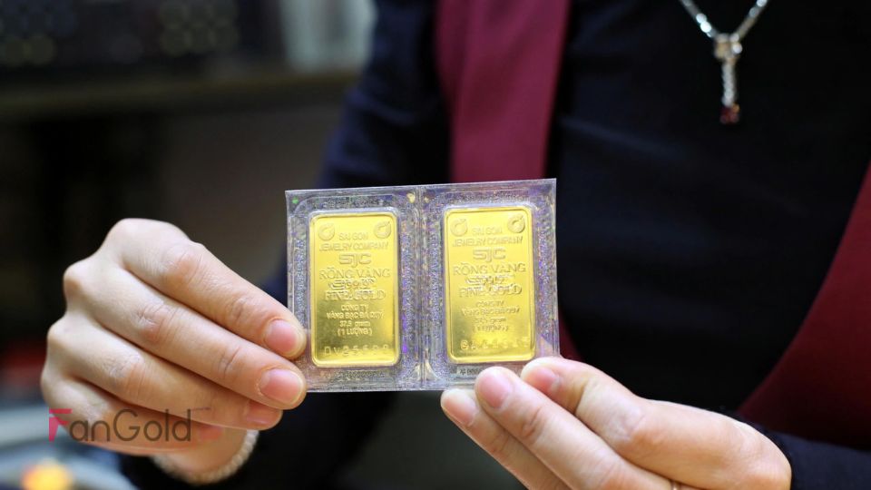 SJC niêm yết giá mua vào 61,05 triệu đồng/lượng, bán ra 61,75 triệu đồng/lượng, giảm lần lượt 600.000 đồng và 900.000 đồng/lượng so với ngày 10/2.