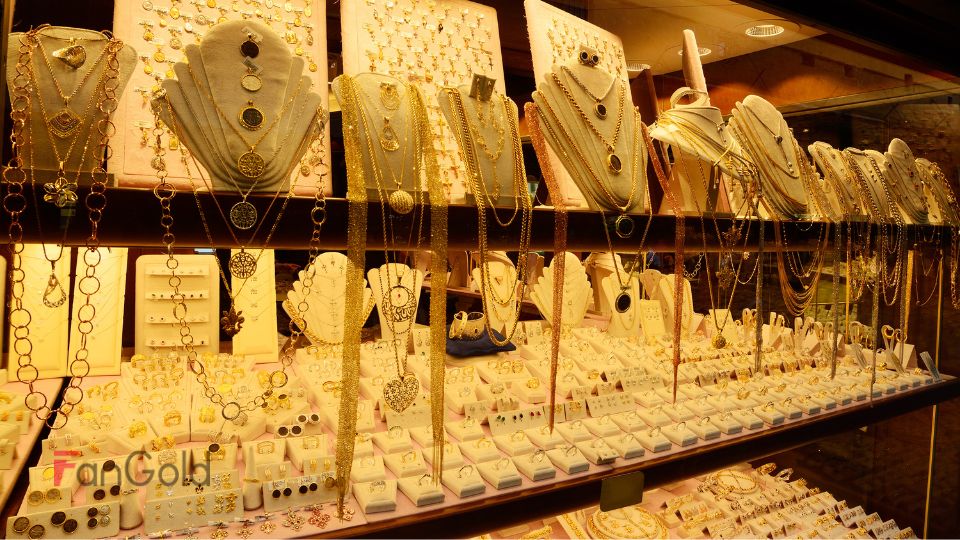 Động thái lạ của giá vàng