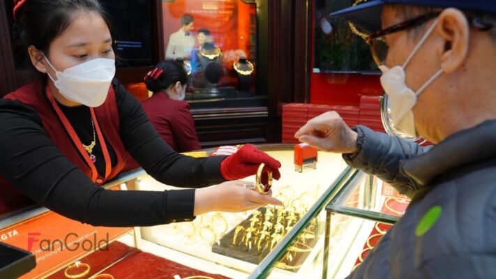 Giá vàng hướng đến đỉnh cao chưa từng có trong năm 2025