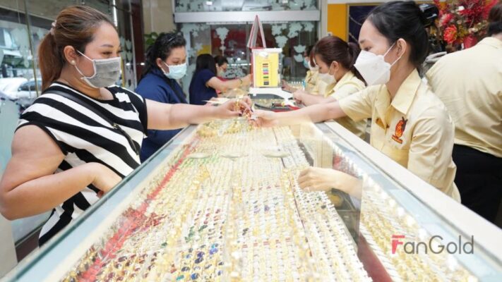 Giá vàng hôm nay 22/3: Thị trường trong nước tiếp tục lao dốc