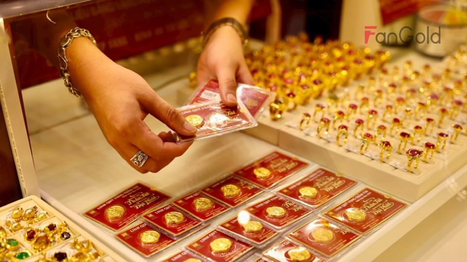 Kết thúc phiên giao dịch, hợp đồng vàng giao ngay lùi 0,3% xuống 1.800,27 USD/ounce, sau khi hồi đầu phiên giảm tới 1,2%. Trong khi đó, hợp đồng vàng tương lai cũng giảm 0,3%, chốt ở mức 1.800 USD/ounce.