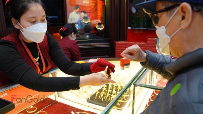 Giá vàng tăng vọt, chuyên gia dự báo sắp phá đỉnh mới