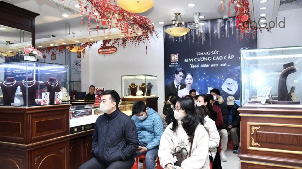 Ngày 25.1, giá vàng nhẫn tăng cao. Nhiều người đến cửa hàng vàng bạc đá quý tại Hà Nội để mua vào