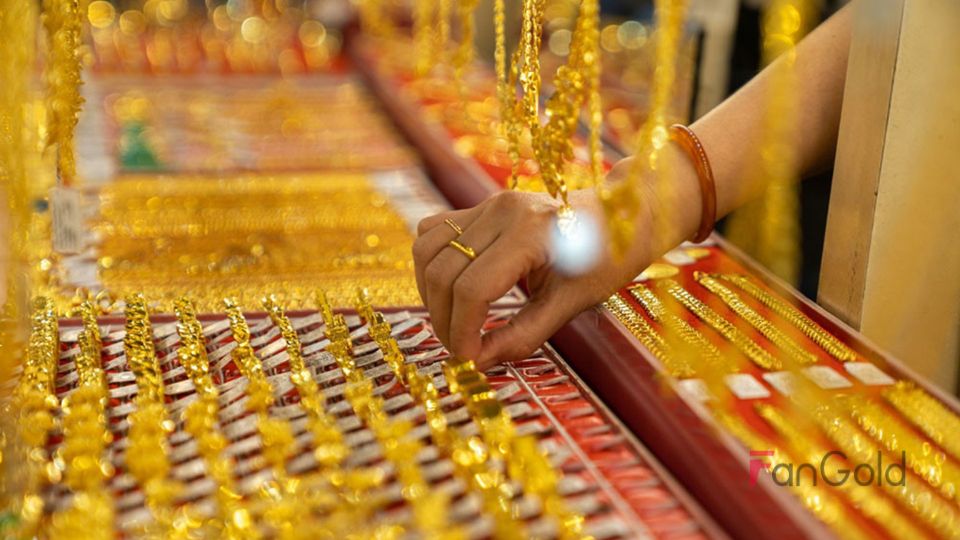 Tại DOJI, giá vàng nhẫn tròn 9999 Hưng Thịnh Vượng được niêm yết ở mức 81 – 82,7 triệu đồng/lượng, giảm khoảng 2,35 triệu đồng/lượng