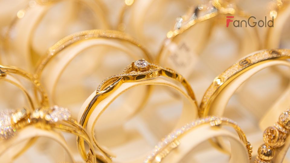 Tại thời điểm 9 giờ, Công ty Phú Quý niêm yết giá vàng nhẫn tròn 999.9 từ 75,80-77,10 triệu đồng/lượng, cộng thêm 50.000 đồng/lượng.