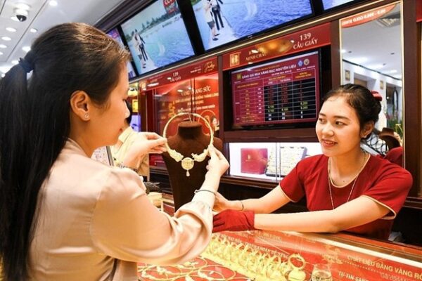 Giá vàng trong nước cao hơn vàng thế giới hơn 5 triệu đồng mỗi lượng