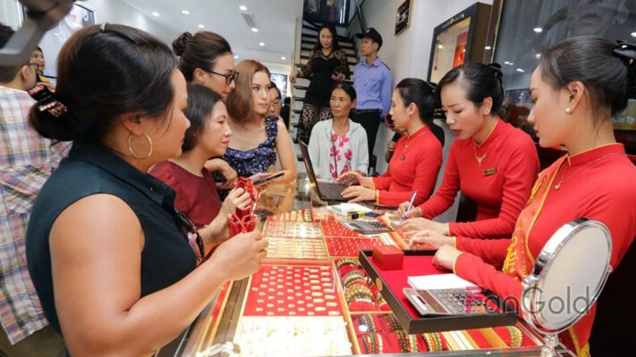 Giao dịch mua bán tại cửa hàng vàng bạc đá quý