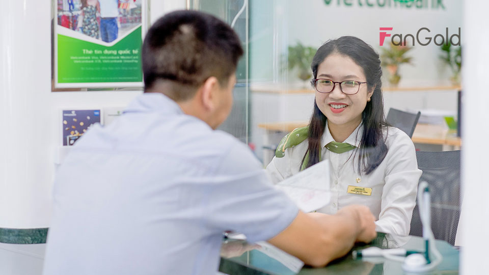 Khách hàng nhận vàng miếng SJC sau 2 làm việc khi mua tại Vietcombank