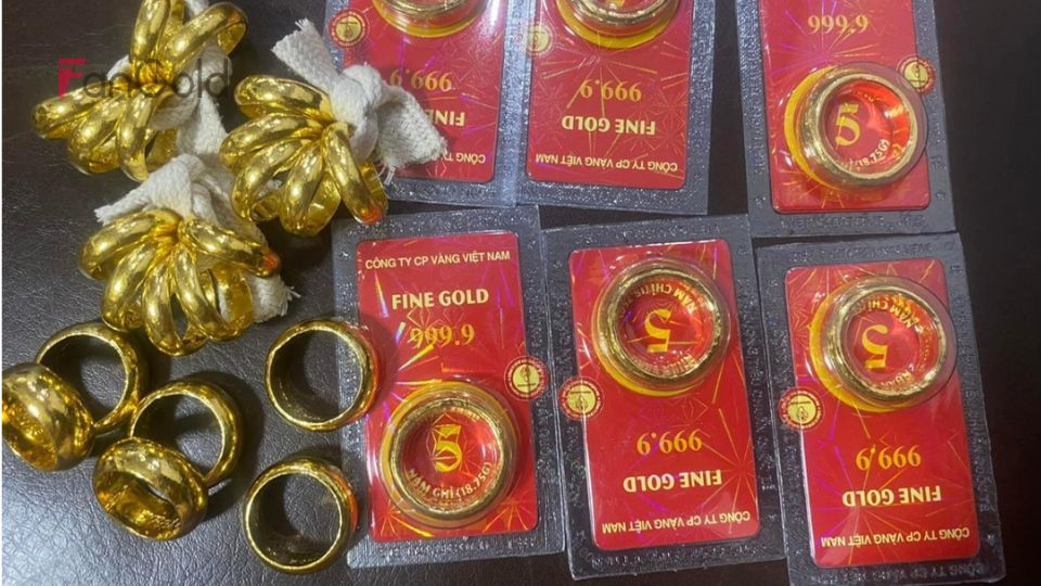 Đối với vàng nhẫn tròn 9999, DOJI niêm yết giá tại Hưng Thịnh Vượng ở mức 98,7 - 101,9 triệu đồng/lượng, giảm 1,2 triệu đồng/lượng ở cả chiều mua và bán.