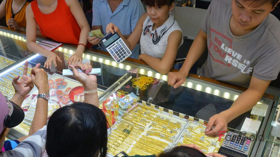 Người dân đổ xô đi mua bán vàng khi giá cả biến động mạnh