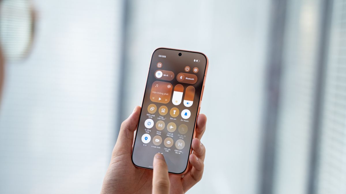 Thiết kế viền màn hình mỏng đều ở các cạnh của HONOR 600 mang lại trải nghiệm xem phim và giải trí vô cùng đã mắt