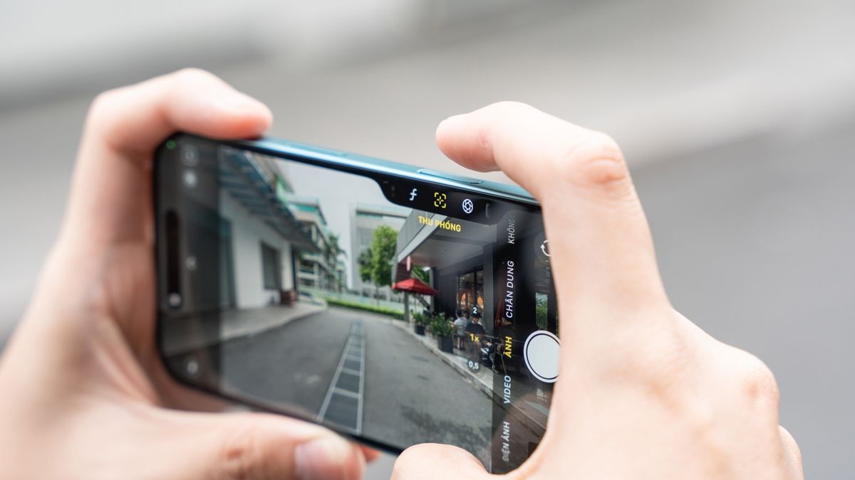 Nút điều khiển Camera Control trên iPhone 16 thường