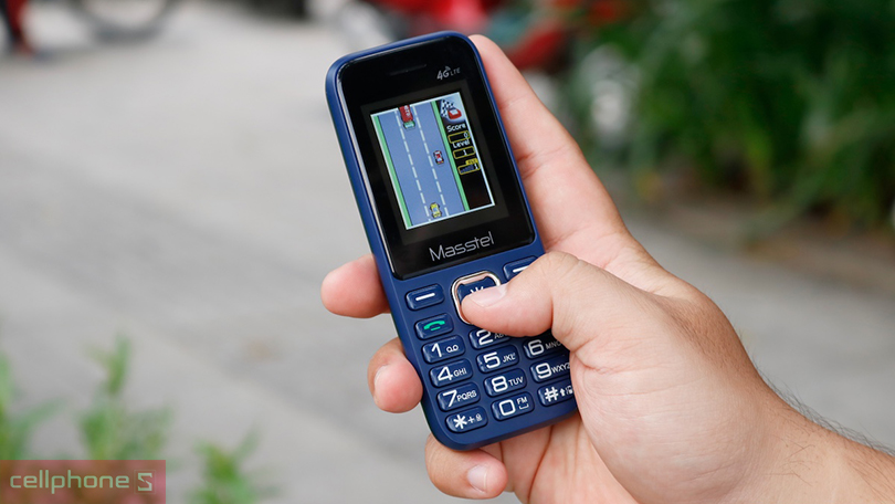 Masstel IZI 15 4G nghe gọi ổn định, pin siêu trâu