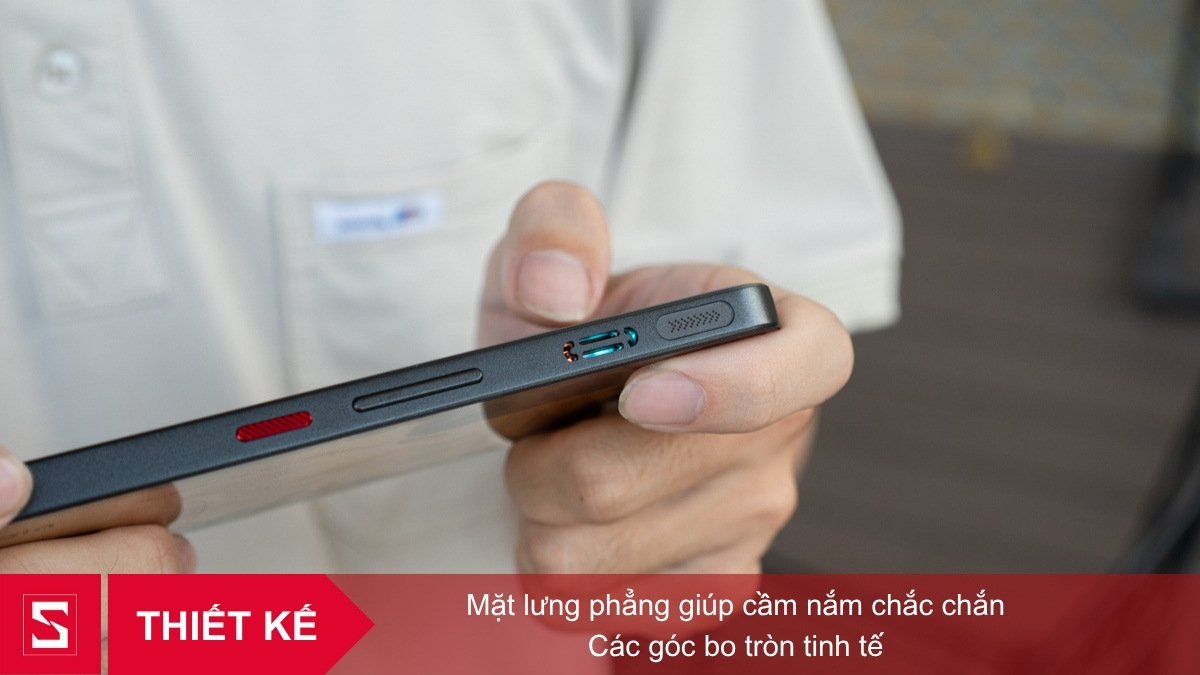 Thiết kế mặt lưng phẳng và ba màu cá tính