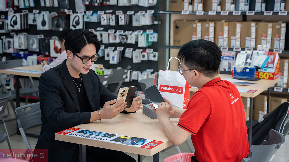 Khách hàng trải nghiệm và mua sắm OPPO Find N3 chính hãng với mức giá tốt nhất tại cửa hàng