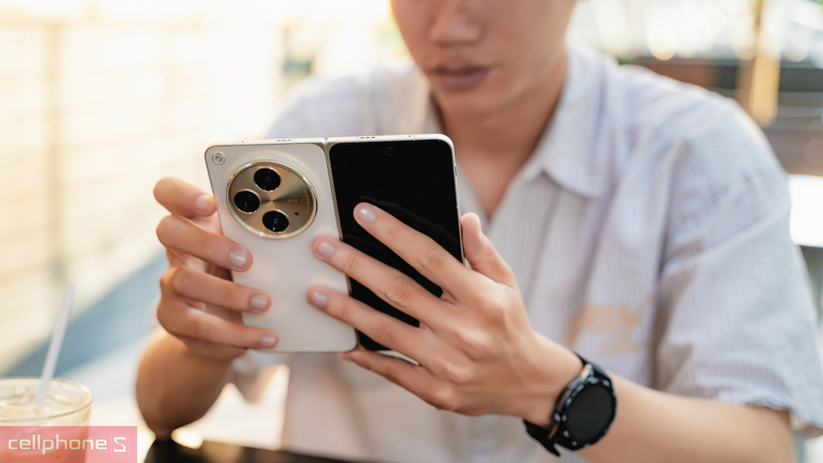 Cận cảnh mặt sau sang trọng của OPPO Find N3 màu Vàng với cụm camera Hasselblad cao cấp, thiết kế flagship xứng tầm giá