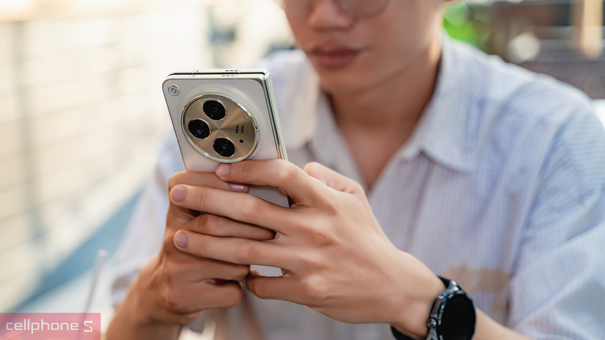 Cận cảnh độ mỏng ấn tượng và bản lề chắc chắn của OPPO Find N3 khi gập lại, làm nổi bật cụm camera