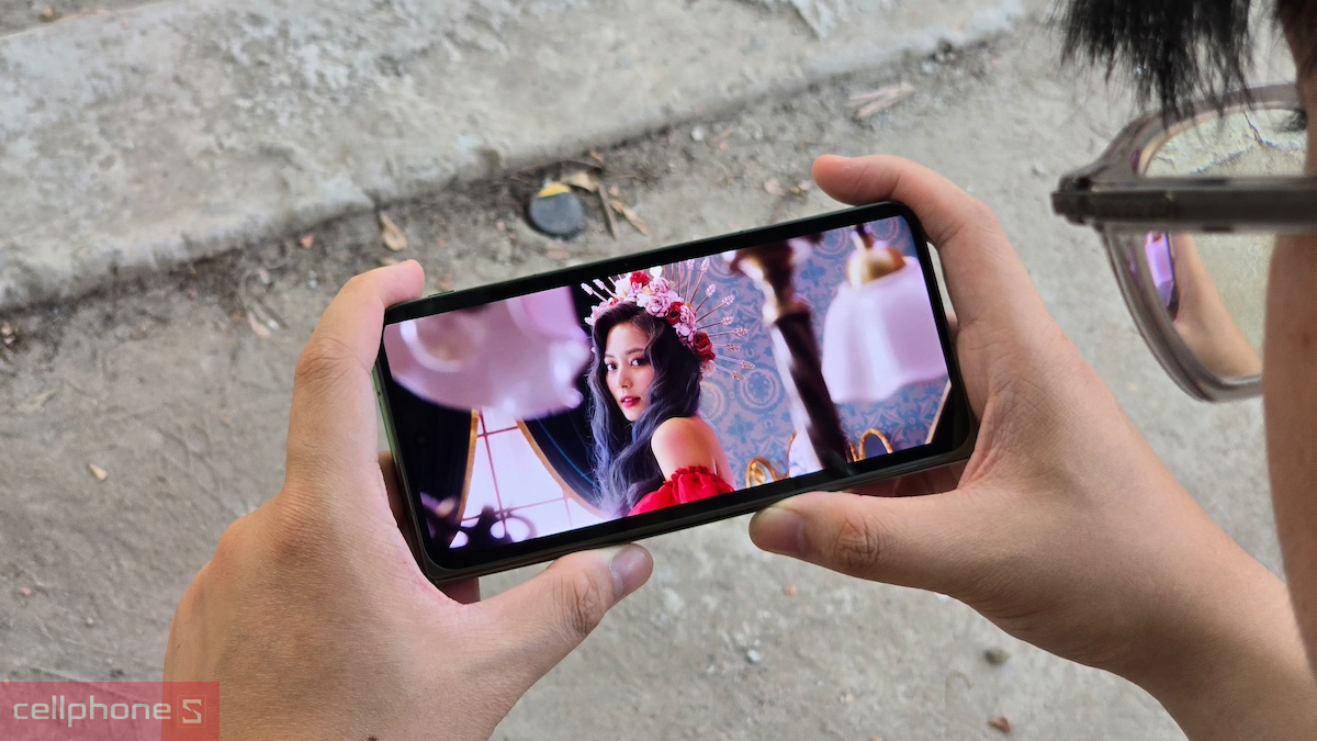 Xem video trên OPPO Find N3 mang lại trải nghiệm âm thanh nổi chân thực và hình ảnh sắc nét
