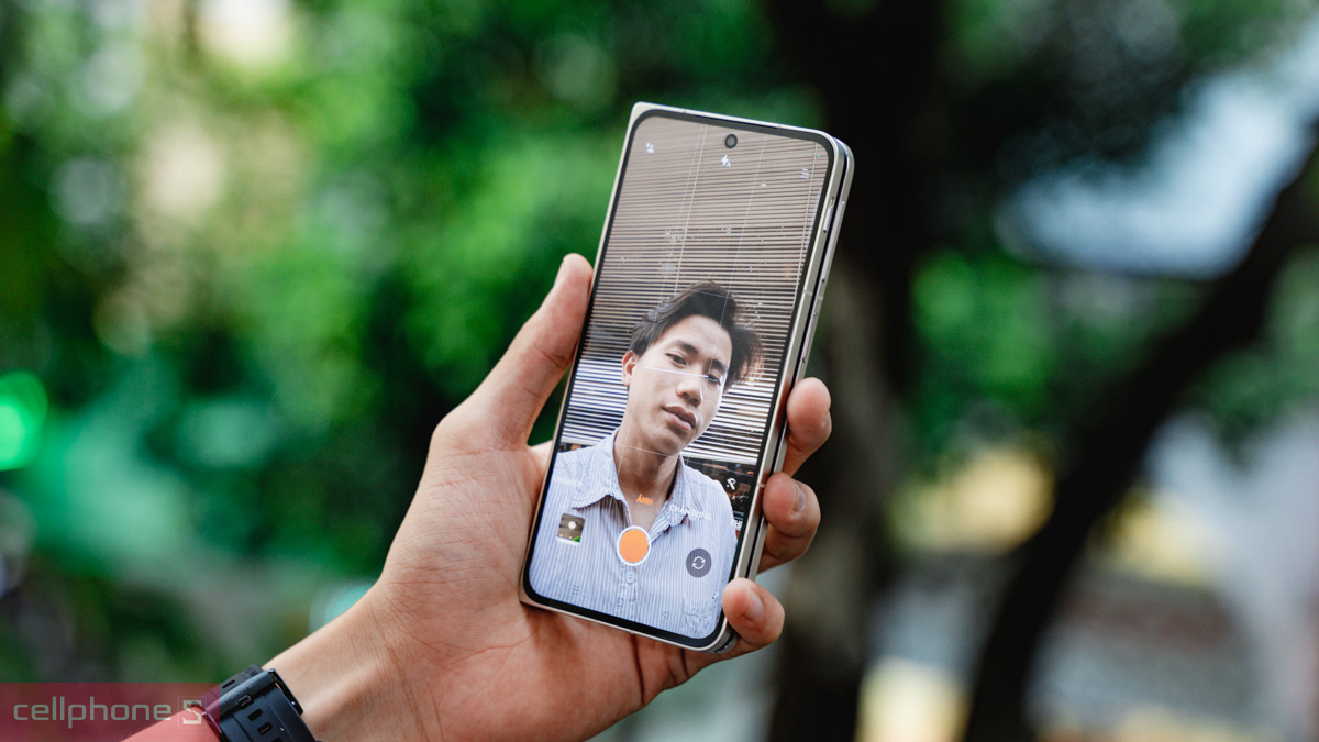 Màn hình ngoài của OPPO Find N3 hiển thị sắc nét với tần số quét 120Hz và lớp kính tinh thể nano siêu mỏng