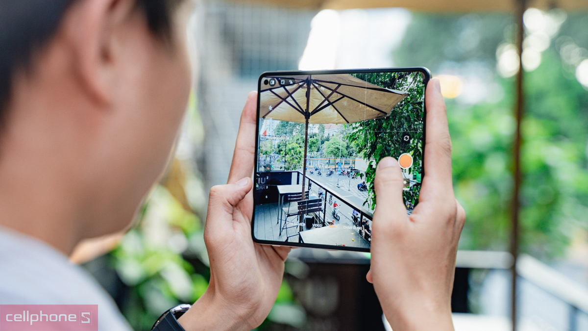 Trải nghiệm màn hình chính cực lớn của OPPO Find N3 với hình ảnh hiển thị rõ nét, độ tương phản cao và màu sắc sống động khi chụp ảnh ngoài trời