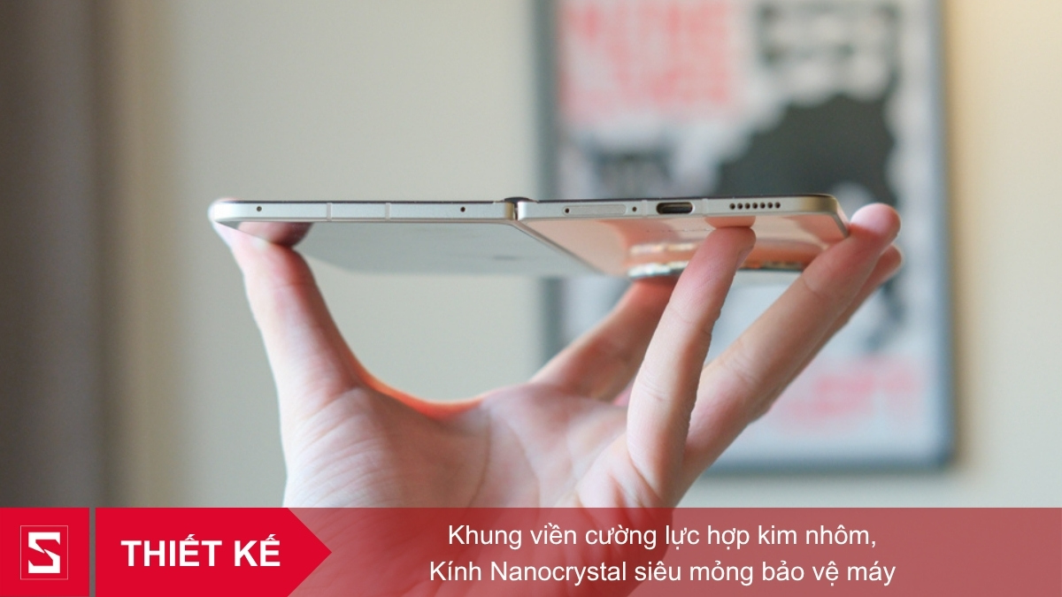 Thiết kế siêu mỏng của OPPO Find N6 nhìn từ cạnh dưới trên tay người dùng