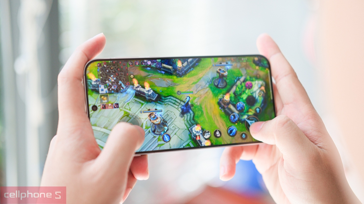Người dùng chơi game trên OPPO Find X8, pin 5630 mAh sạc nhanh 80W