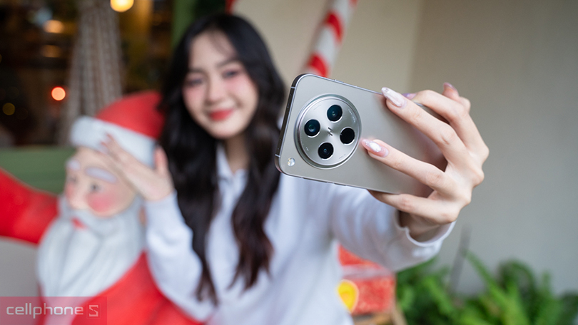 Người dùng chụp selfie bằng OPPO Find X8, mặt lưng cụm 3 camera Hasselblad