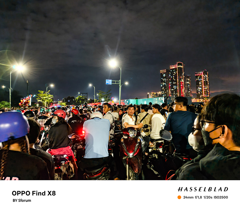 Ảnh chụp đám đông tại điểm vui chơi ban đêm bằng OPPO Find X8