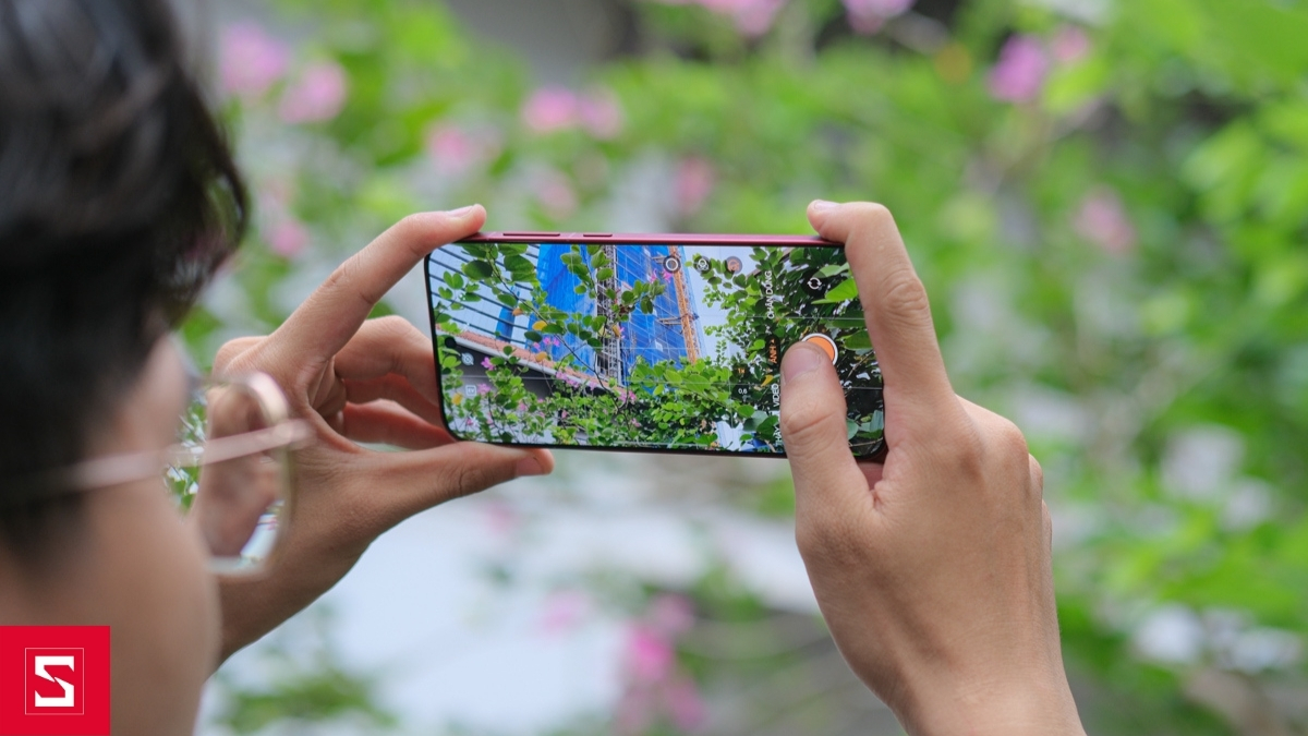 Trên tay OPPO Find X9 màu đỏ chụp ảnh thực tế màu sắc sống động, thiết kế sang trọng nổi bật