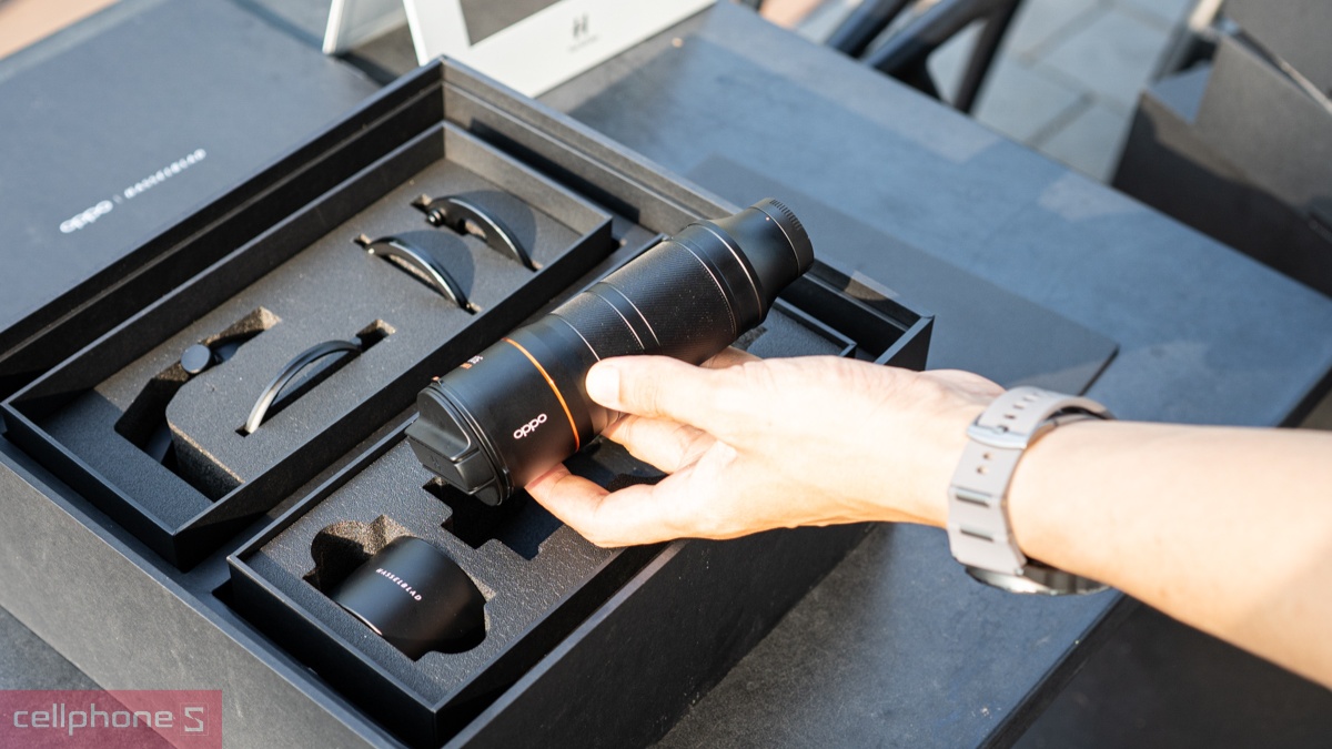 OPPO Find X9 Ultra gắn ống kính tele rời 300mm của bộ Hasselblad Explorer Kit