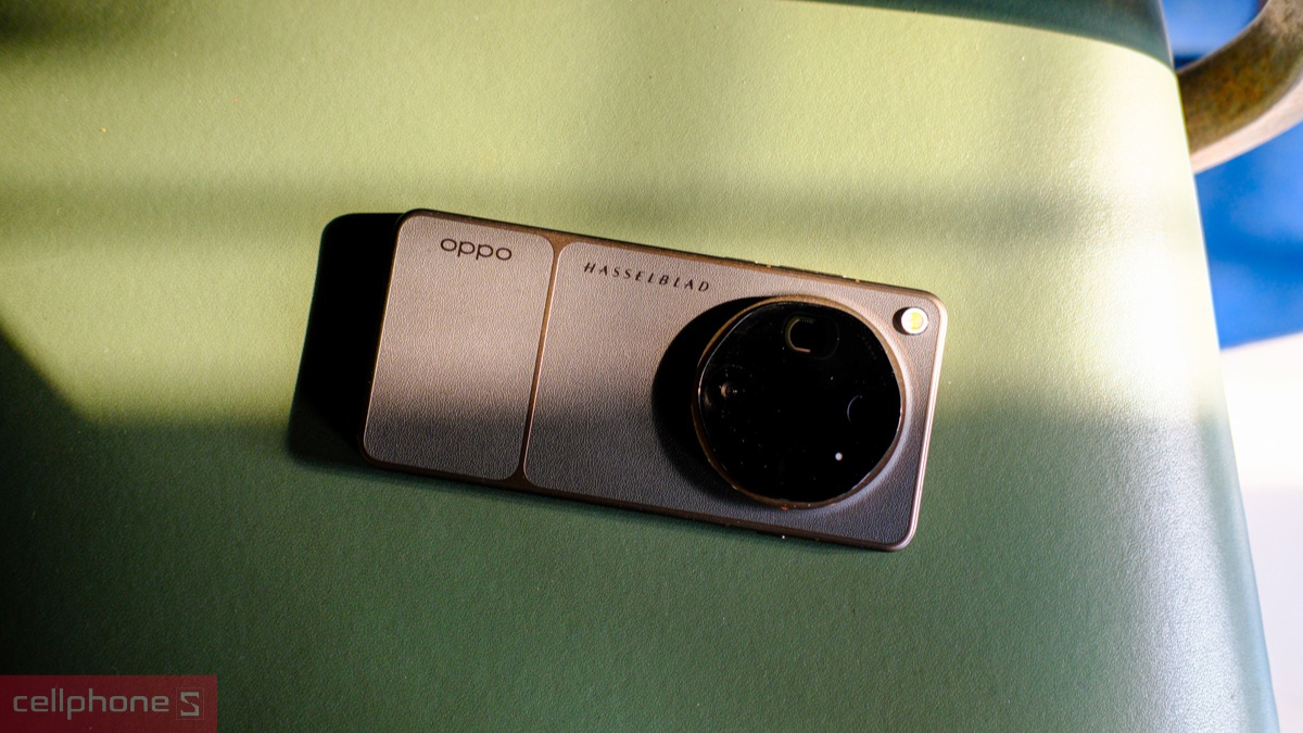Mặt lưng và cụm camera tròn của OPPO Find X9 Ultra