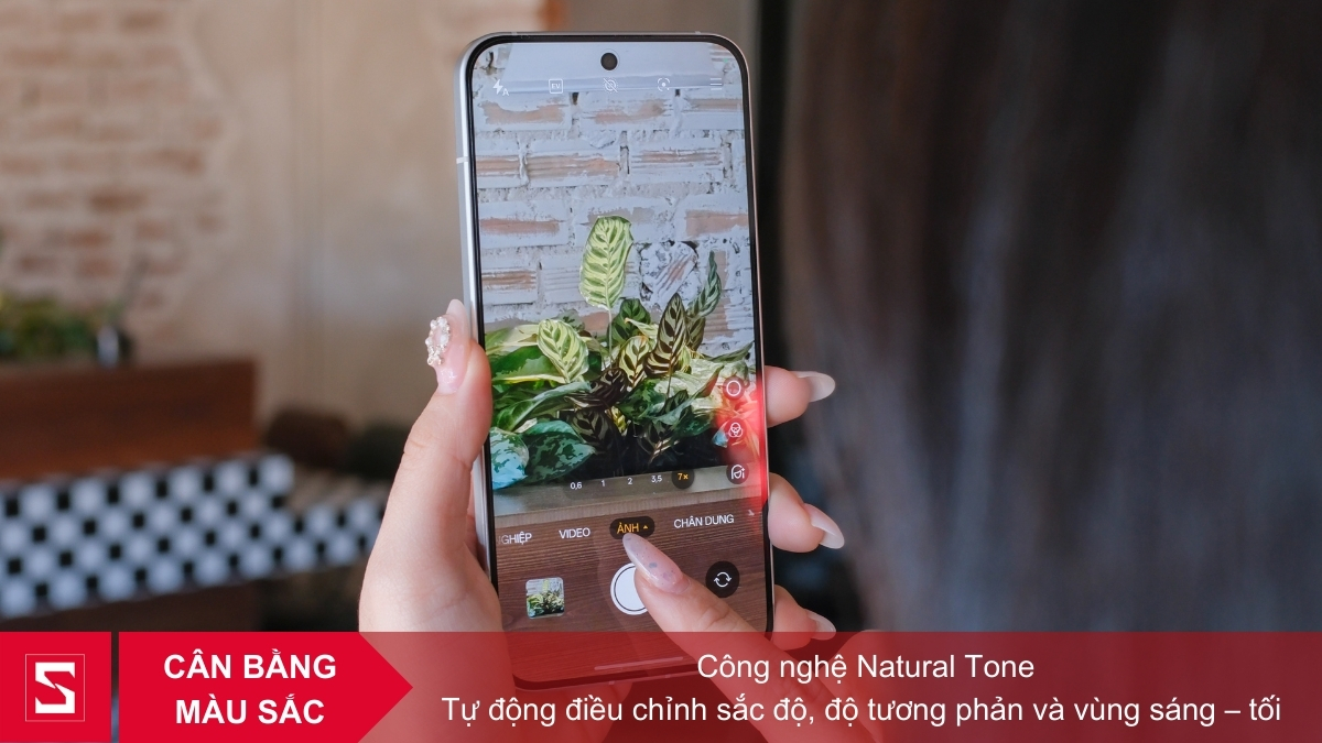 Chụp ảnh Selfie sống động đầy màu sắc trên Reno 15 với đèn đa sắc và đèn thông minh với nhiều tông màu bao phủ ống kính