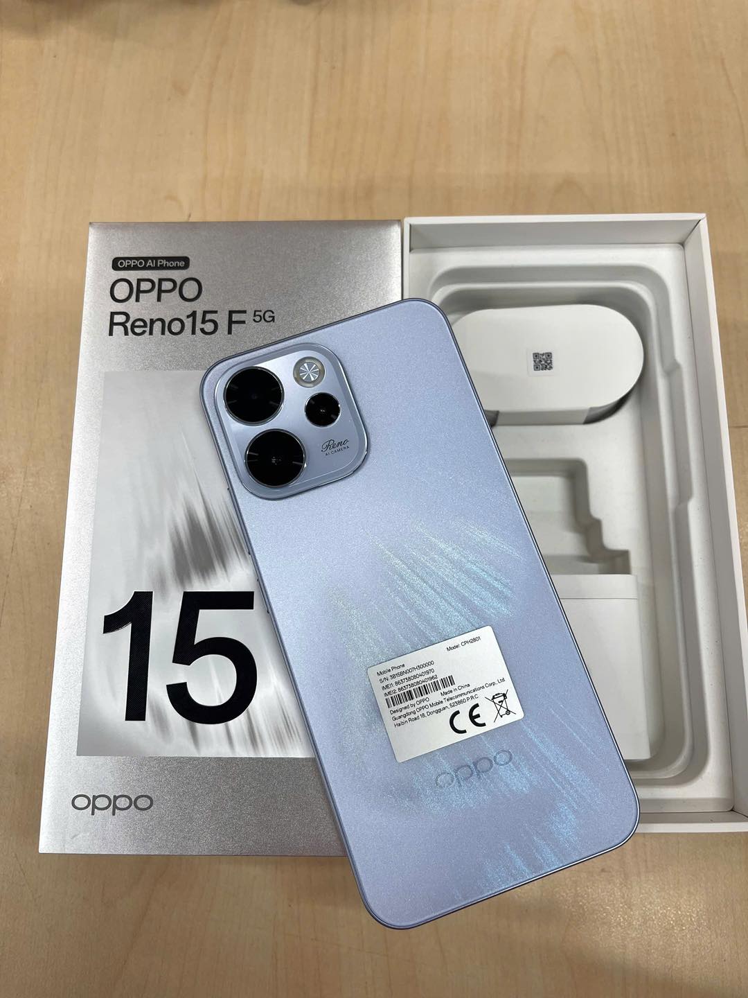 Bộ sản phẩm OPPO Reno15 F 5G trong hộp