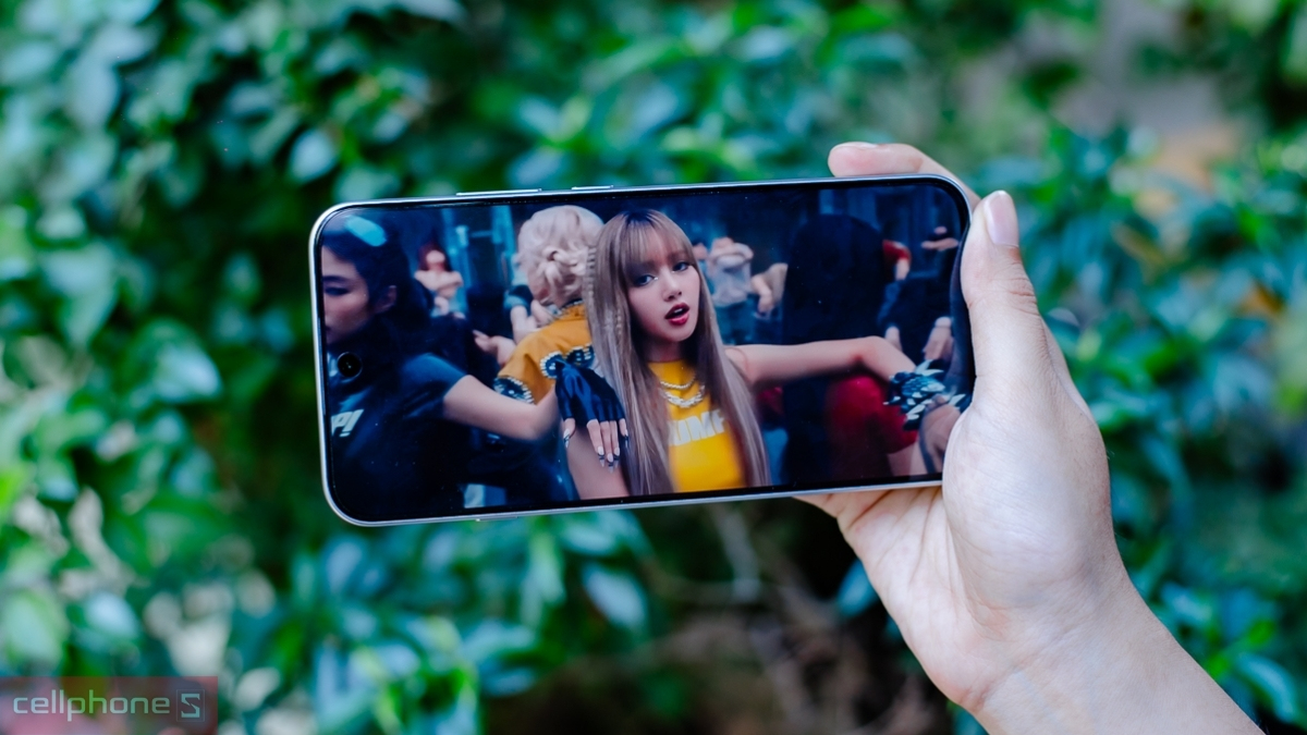 Mặt trước màn hình tràn viền mỏng kèm các thông số kỹ thuật ấn tượng của OPPO Reno 16F