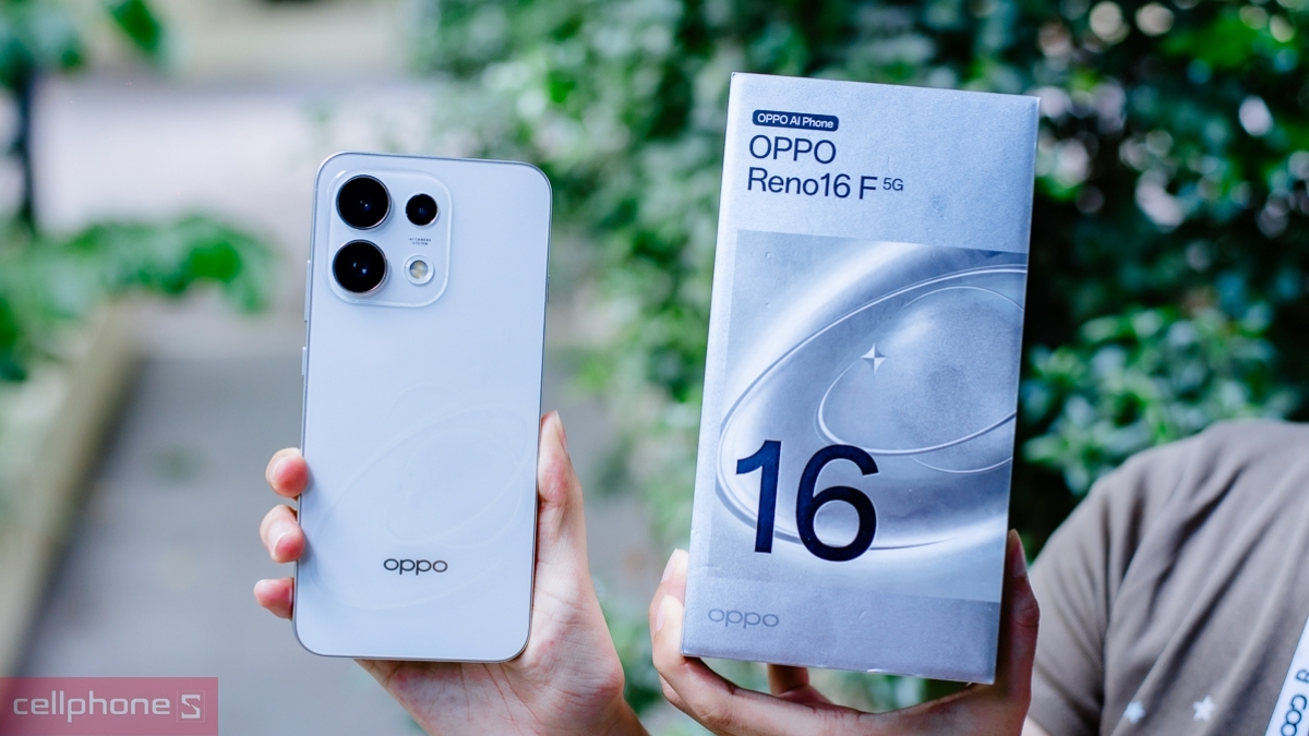 Khách hàng trải nghiệm và nhận tư vấn quà tặng khi đặt mua OPPO reno 16F tại CellphoneS