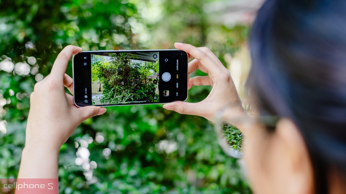Cận cảnh cụm ba camera sau 50MP hỗ trợ chống rung OIS và đèn flash trên OPPO Reno 16 F
