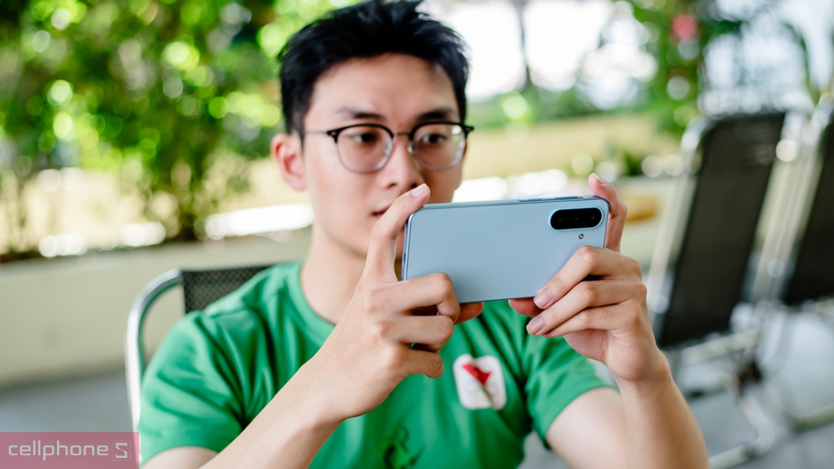 Thân máy Samsung Galaxy A18 luôn nằm sẵn trong hộp