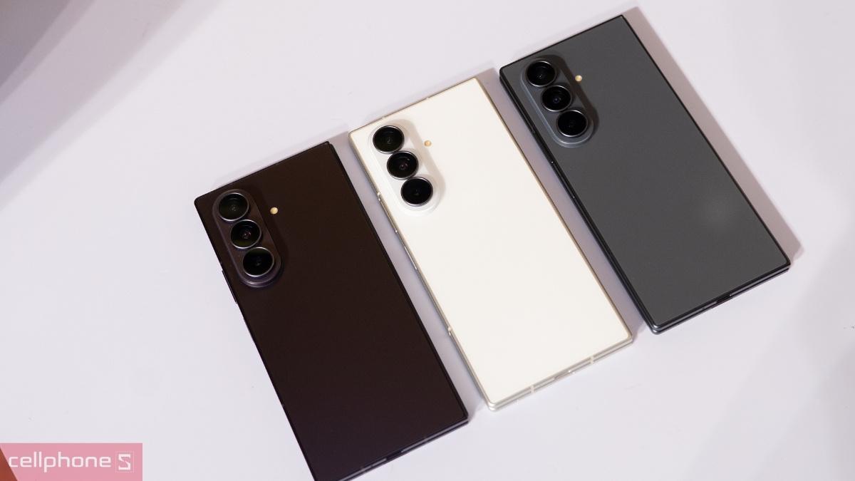 Mở hộp Samsung Galaxy Z Fold 8 Ultra cùng các phụ kiện đi kèm